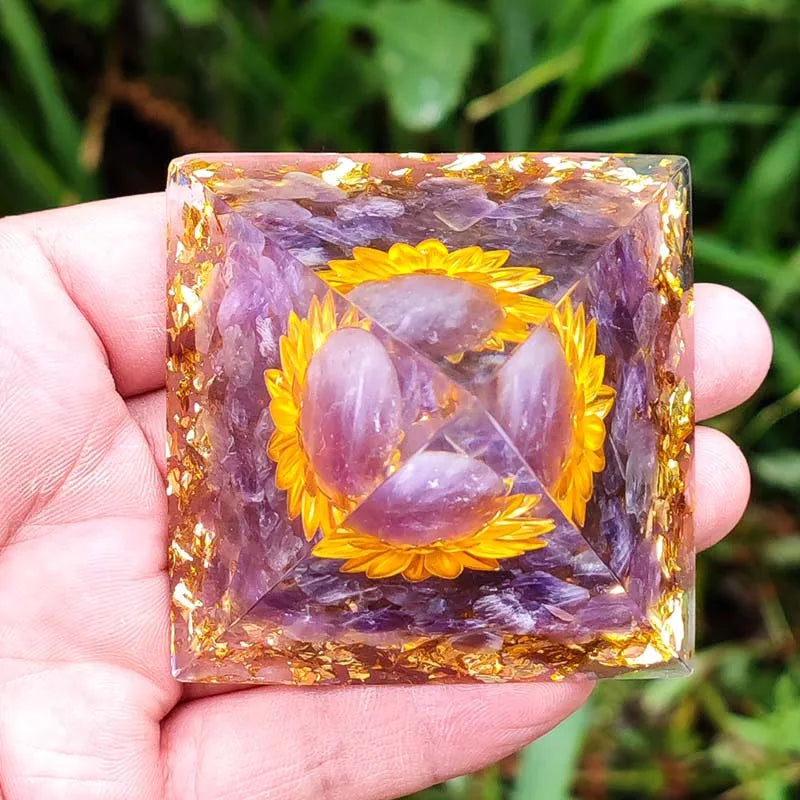 Vue de dessus : perspective plongeante sur quatre sphères d'améthyste et fleurs de lotus dans la résine.