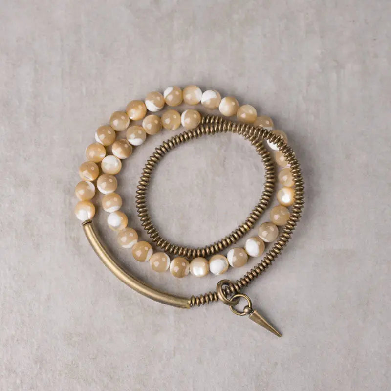 Bracelet Triple Tour Coquillage Naturel 6 mm et Laiton Vintage – Bohème pour Femme