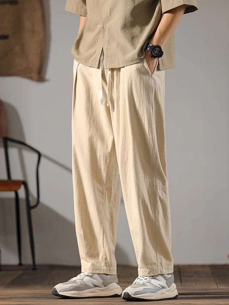 Coupe droite du pantalon en lin beige clair, style zen décontracté avec taille élastique et cordon ajustable.