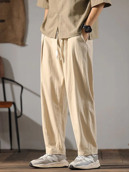 Coupe droite du pantalon en lin beige clair, style zen décontracté avec taille élastique et cordon ajustable.