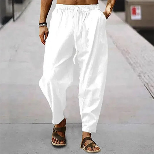 Pantalon large homme en coton blanc porté avec des sandales, style zen et épuré