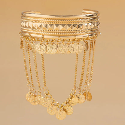 Le bracelet de bras à pampilles pièces de monnaie présenté de face sur un fond blanc neutre.