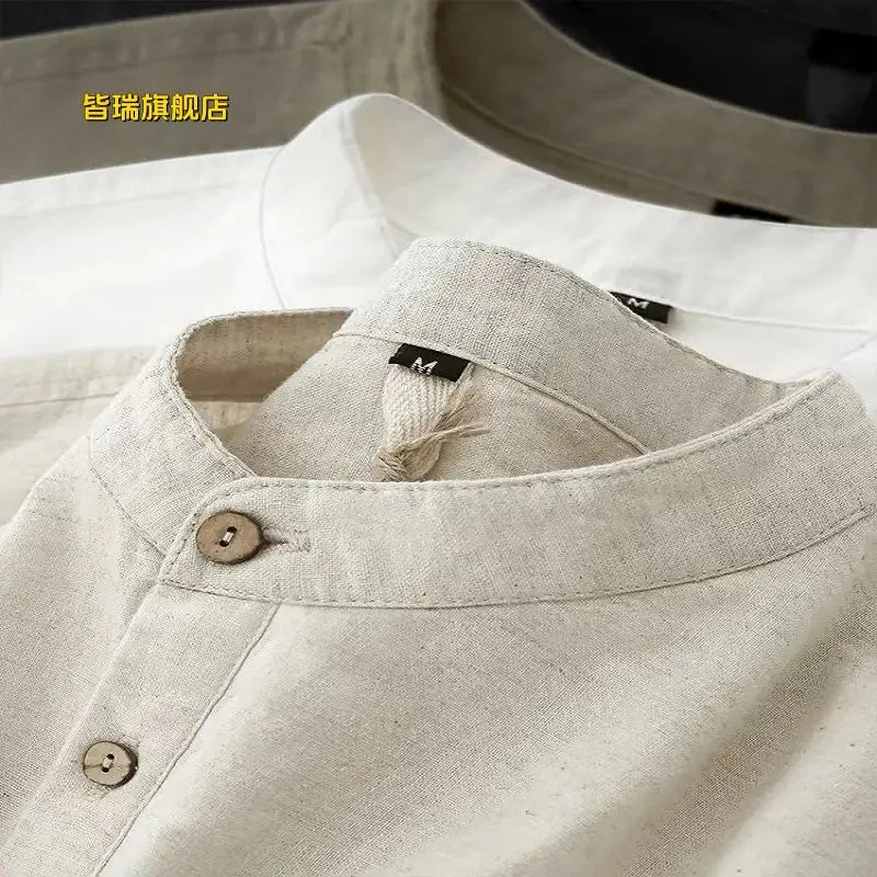 Gros plan sur le col mao et le tissu en lin beige d'une chemise au style zen épuré.