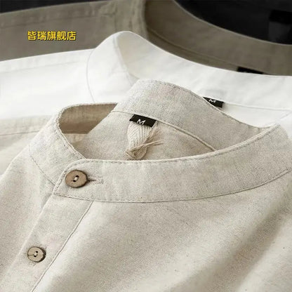 Gros plan sur le col mao et le tissu en lin beige d'une chemise au style zen épuré.