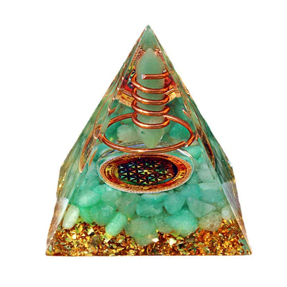 Pyramide d'orgonite en aventurine verte avec spirale en cuivre et symbole Fleur de Vie sur fond blanc.