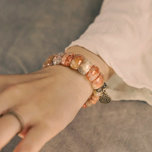 Bracelet Double Rang Pierre Corail et Laiton – Bijou Oriental de Prospérité