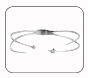 Présentation de la bague d'oreille en argent 925, un bijou minimaliste inspiré par la voûte étoilée.