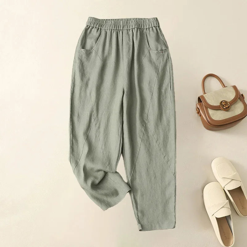 Pantalon fluide vert sauge en lin mélangé, taille haute élastiquée et coupe large pour un style décontracté.