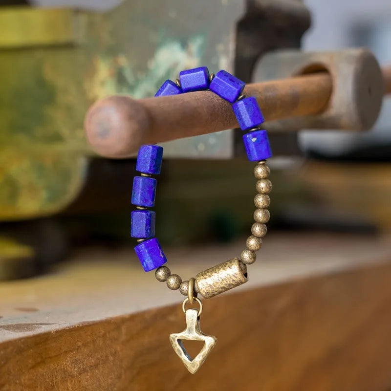 Bracelet Lapis Lazuli et Laiton avec Pendentif Triangle – Fait Main