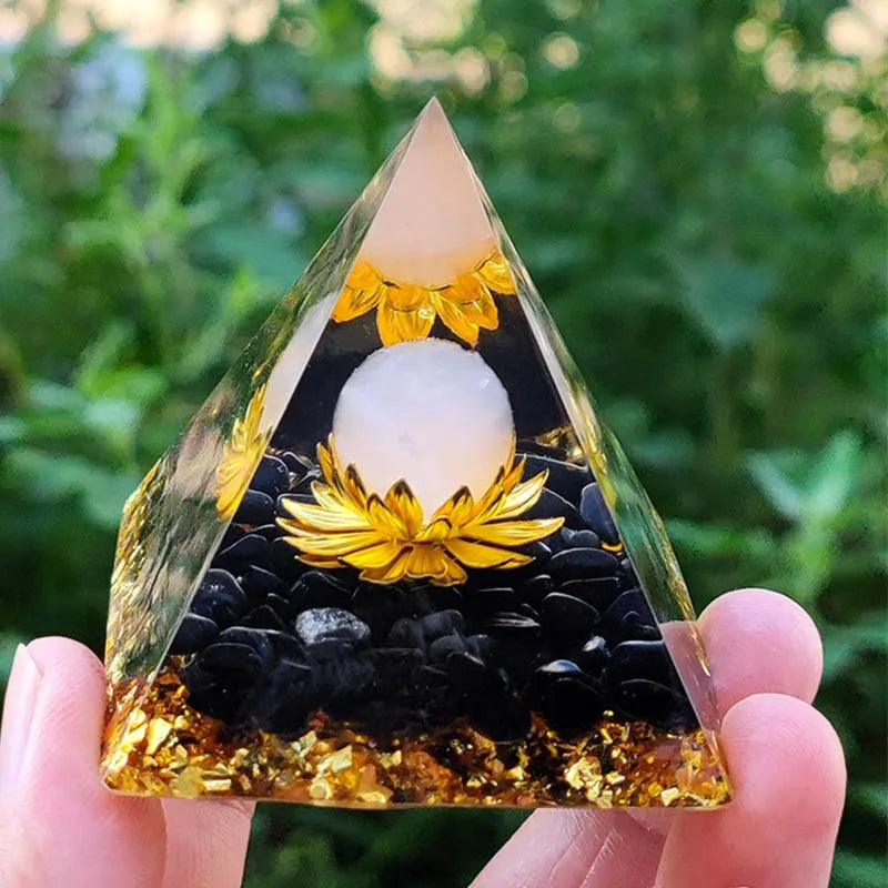 Pyramide énergétique améthyste et obsidienne, objet de décoration zen pour la méditation et le yoga.