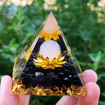 Pyramide énergétique améthyste et obsidienne, objet de décoration zen pour la méditation et le yoga.