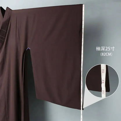 Robe de méditation jaune safran, coloris spirituel classique avec finitions artisanales.