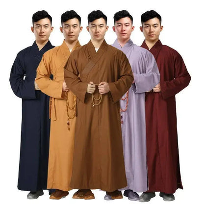Vue de profil d'une robe de méditation bleue, soulignant le drapé élégant du tissu naturel.