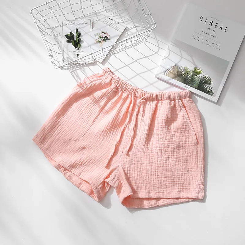 Short de pyjama rose pâle en gaze de coton pour femme posé à plat avec cordon de serrage