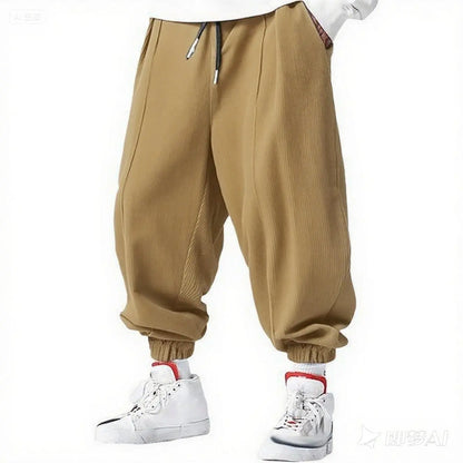 Pantalon en velours côtelé bleu marine, design minimaliste et ample offrant un confort optimal.