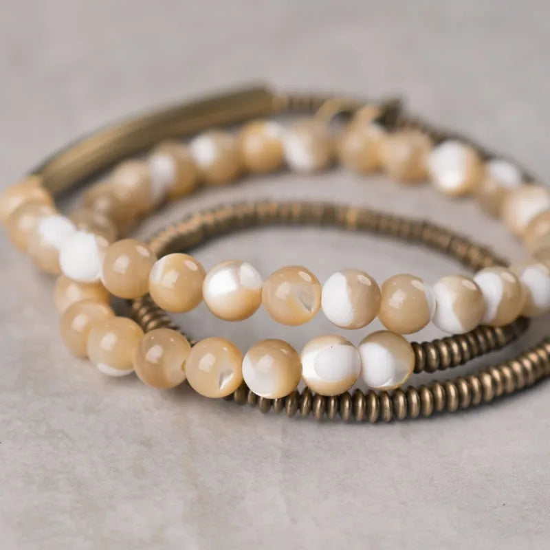 Bracelet Triple Tour Coquillage Naturel 6 mm et Laiton Vintage – Bohème pour Femme