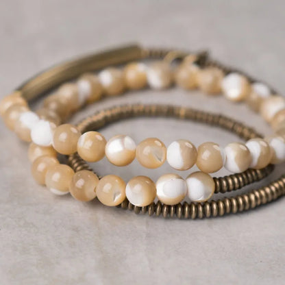 Bracelet Triple Tour Coquillage Naturel 6 mm et Laiton Vintage – Bohème pour Femme