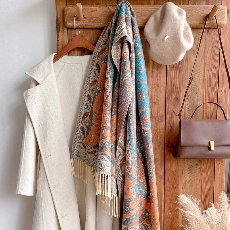 Détail des finitions et des franges d'une écharpe pashmina aux motifs d'inspiration orientale.