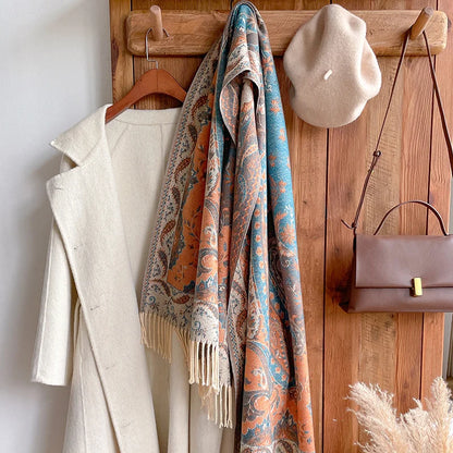 Détail des finitions et des franges d'une écharpe pashmina aux motifs d'inspiration orientale.