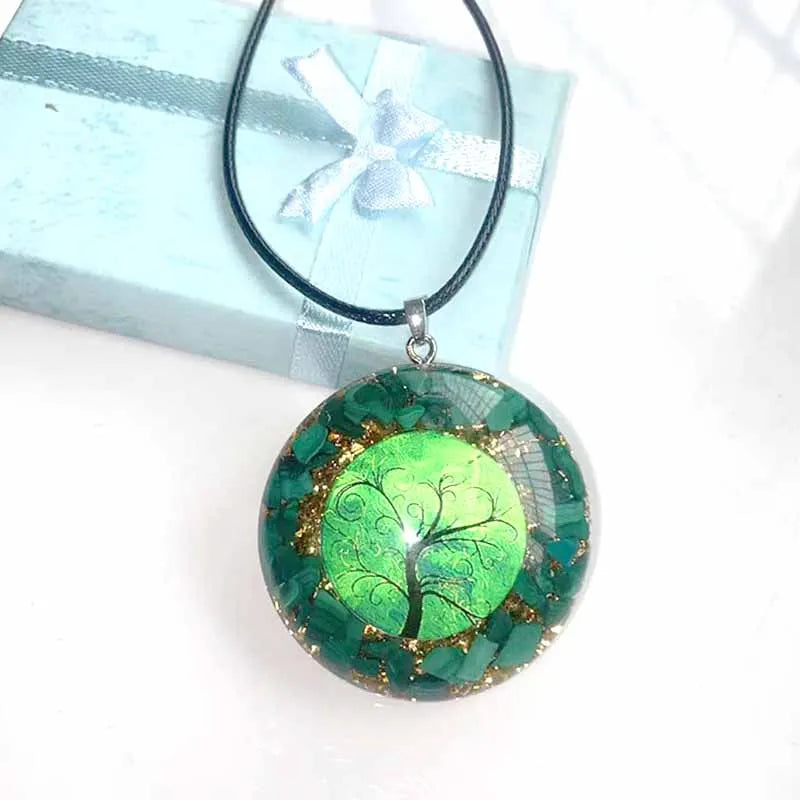 Gros plan sur le symbole arbre de vie et les éclats de malachite verte sous résine.