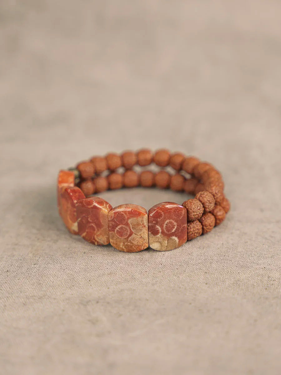 Bracelet Double Rang Rudraksha, Pierre Corail et Laiton – Bijou Oriental de Couple