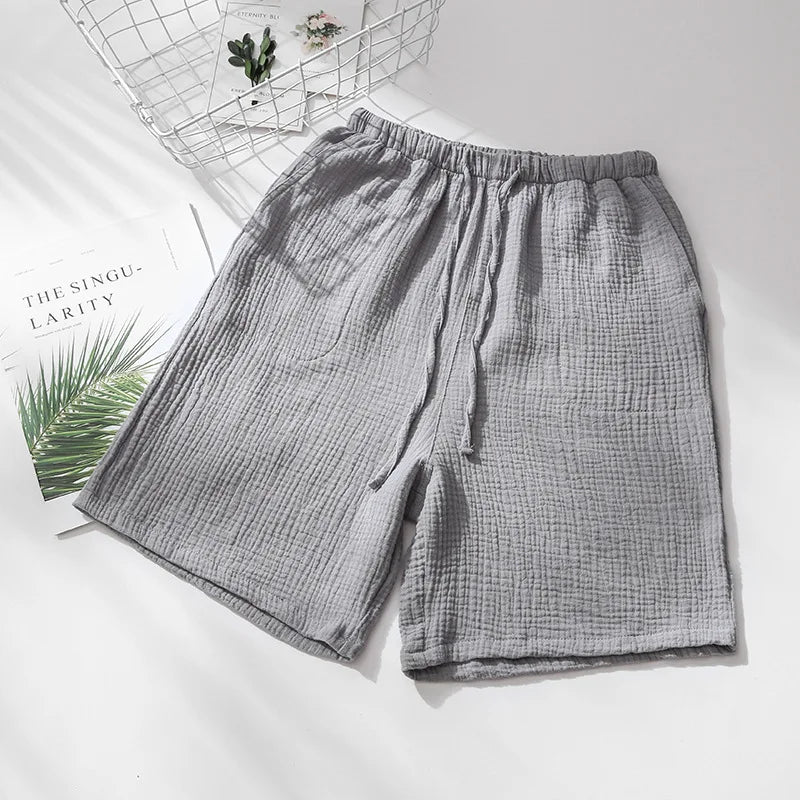 Gros plan sur la texture gaufrée d'un short en gaze de coton, soulignant la douceur et la respirabilité.