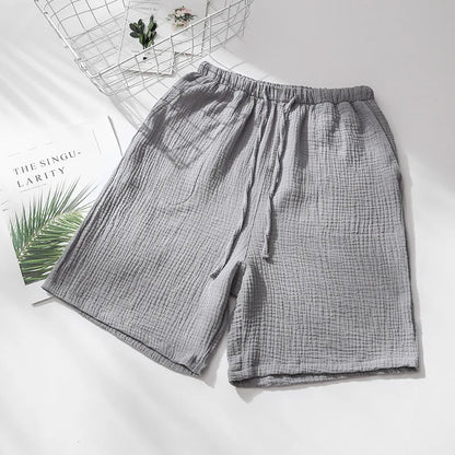 Gros plan sur la texture gaufrée d'un short en gaze de coton, soulignant la douceur et la respirabilité.