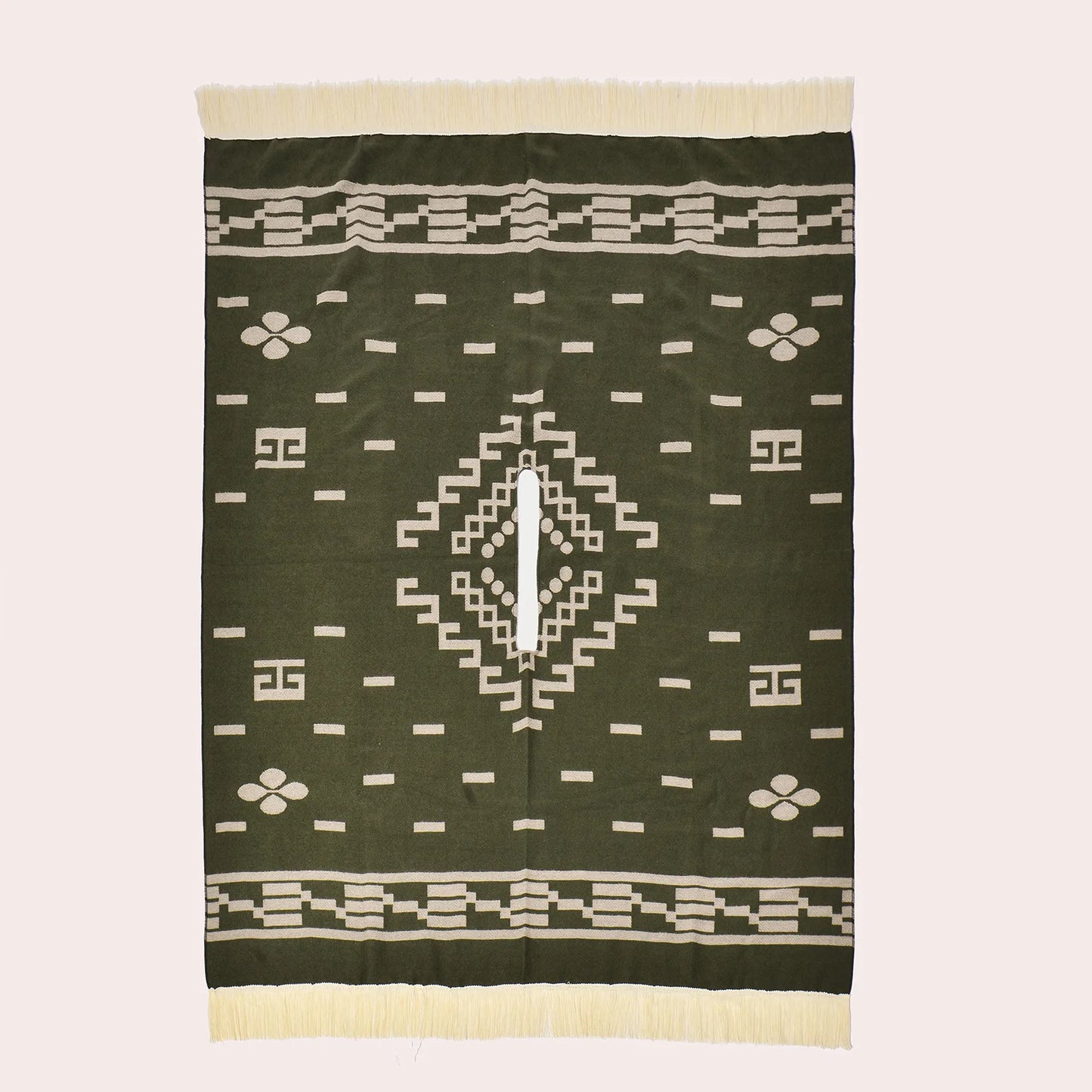 Vue à plat du poncho vert rectangulaire montrant la fente centrale et les motifs géométriques.