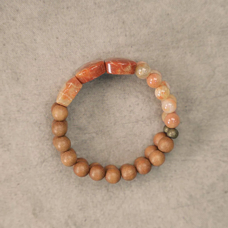 Bracelet Bois de Santal et Pierre Corail avec Perles de Laiton – Bijou Oriental