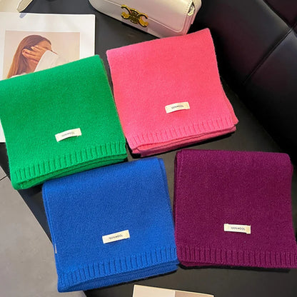 Écharpe d'hiver en laine bleu marine, maille dense et finitions soignées pour un style intemporel.