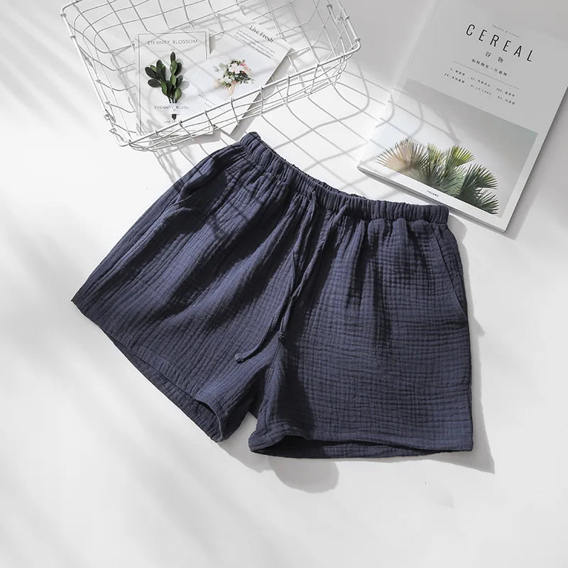 Short de détente beige en gaze de coton, détail du tissu gaufré et de la taille haute élastiquée.