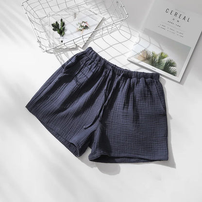 Short de détente beige en gaze de coton, détail du tissu gaufré et de la taille haute élastiquée.
