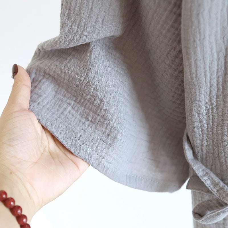 Gros plan sur les finitions de l'ourlet et la qualité du tissu gaufré léger et absorbant.