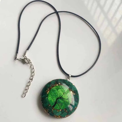 Collier complet avec pendentif rond, cordon noir et chaîne de réglage sur fond blanc.