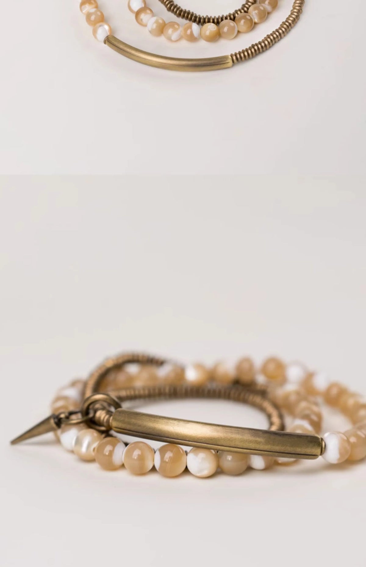Bracelet Triple Tour Coquillage Naturel 6 mm et Laiton Vintage – Bohème pour Femme