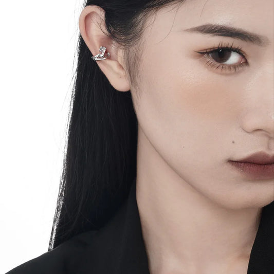 Femme portant la manchette d'oreille en argent 925 et agate blanche, vue de face minimaliste.