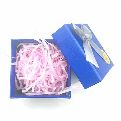 Modèle obsidienne : pyramide d'orgonite noire avec sphère centrale et paillettes d'or pour la protection.