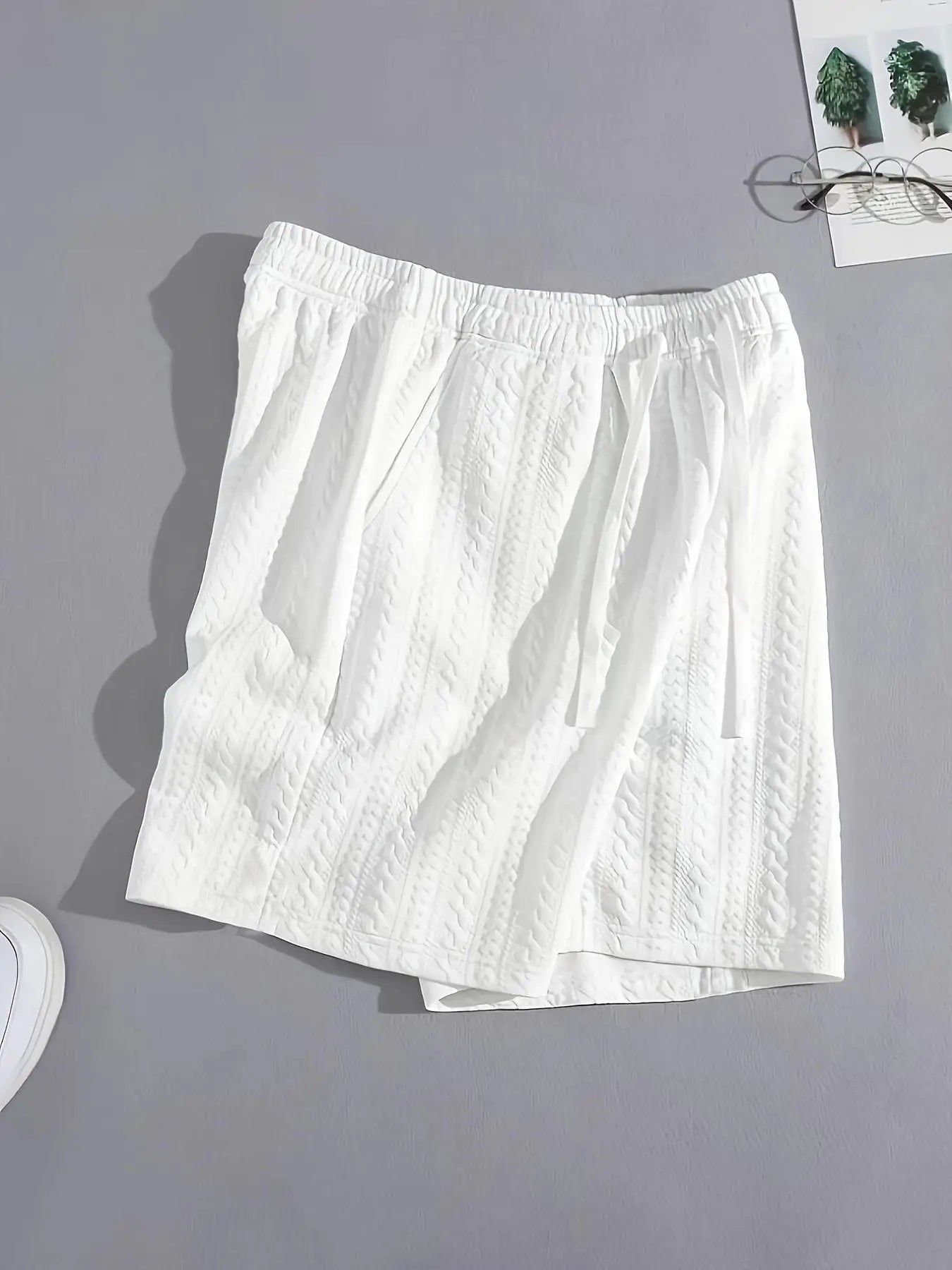 Short de détente blanc à plat, jacquard texturé avec taille élastique et cordon de serrage.