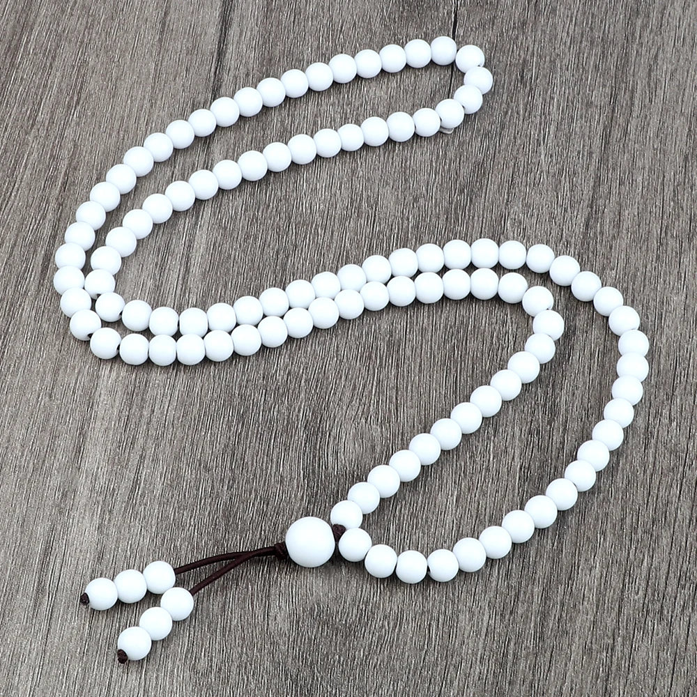 Mala bouddhiste traditionnel en perles blanches mates pour la pratique de la méditation.