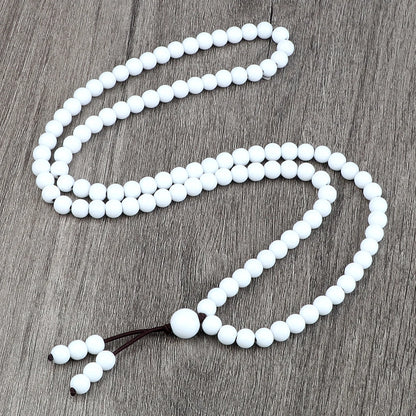 Mala bouddhiste traditionnel en perles blanches mates pour la pratique de la méditation.