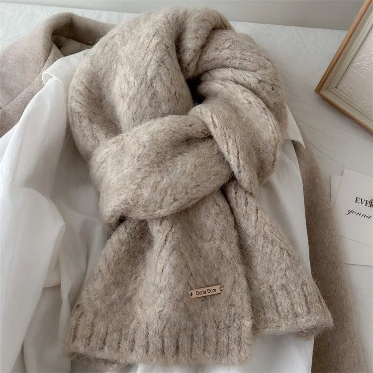 Écharpe gris chiné en laine épaisse, texture tricotée confortable pour une protection contre le froid.