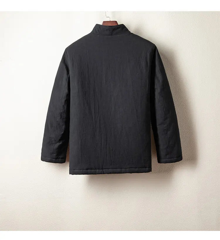 Détails des finitions et des coutures robustes sur le bas de la veste de style Hanfu.