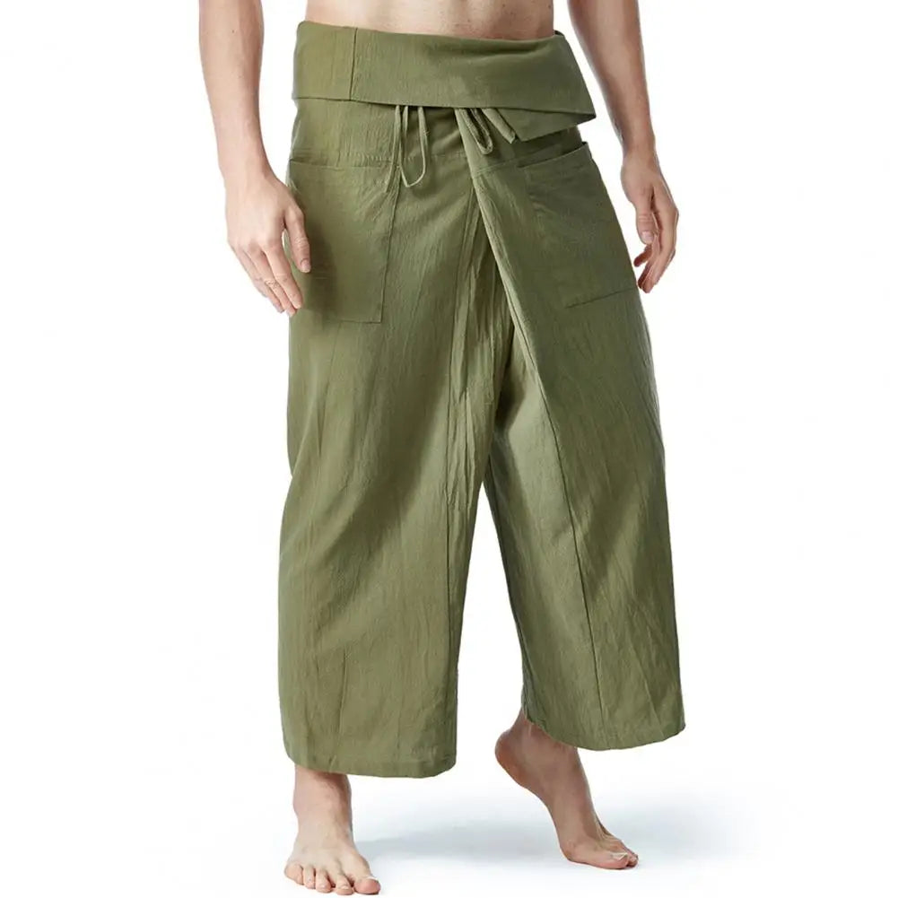 Gros plan sur le système de fermeture croisé traditionnel d'un pantalon en lin coloris terre.