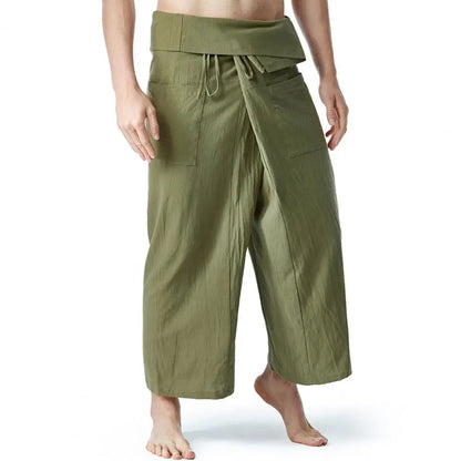 Gros plan sur le système de fermeture croisé traditionnel d'un pantalon en lin coloris terre.