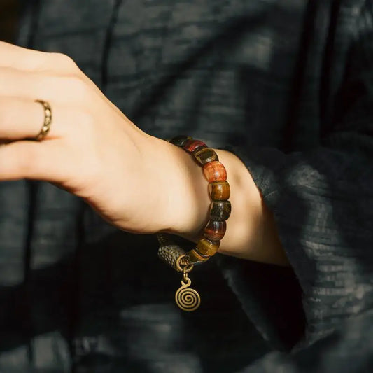Bracelet Oeil de Tigre Multicolore et Laiton Martelé Vintage – Style Rock Unisexe