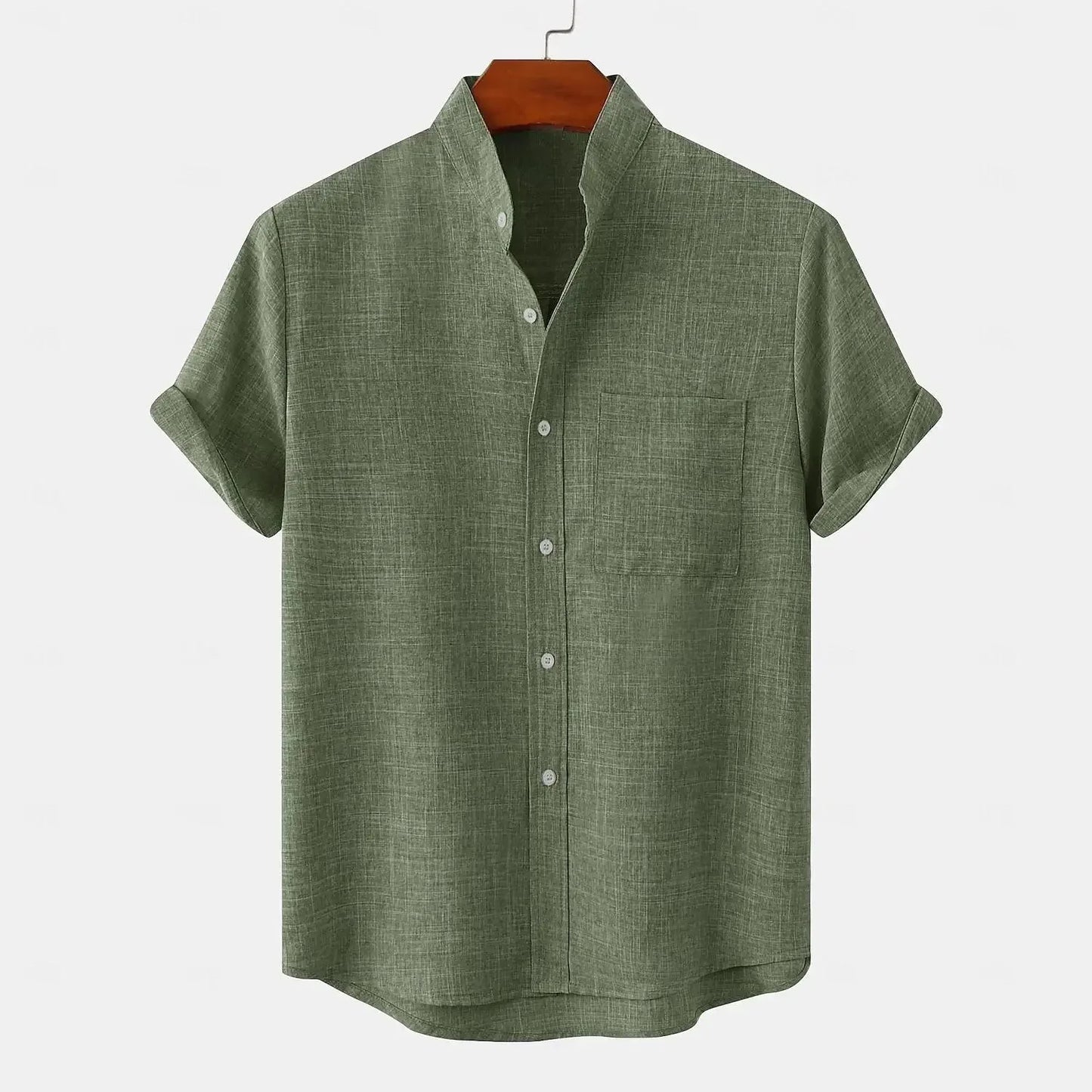 Détail du col et du boutonnage d'une chemise naturelle en lin vert pour homme