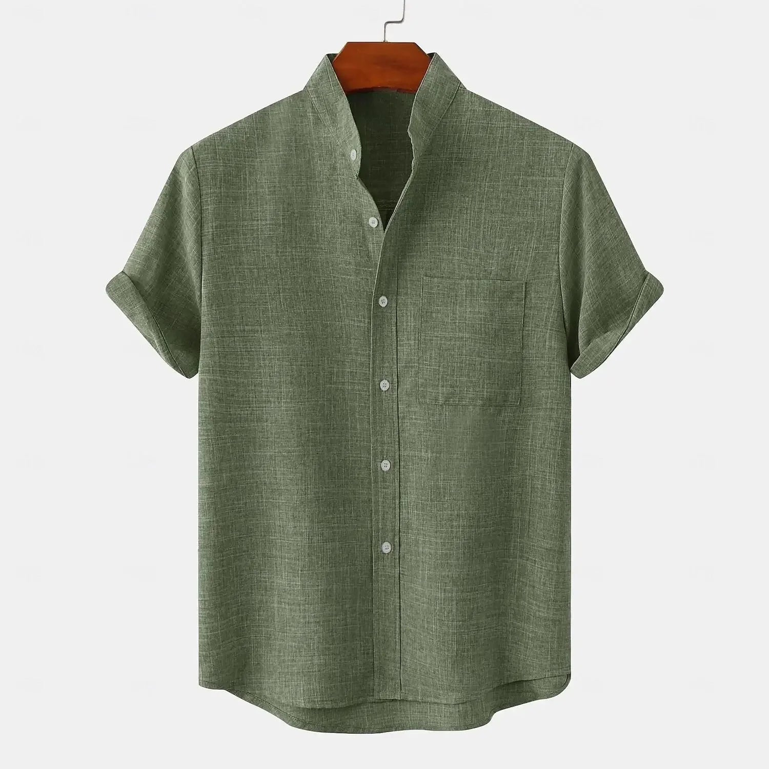 Détail du col et du boutonnage d'une chemise naturelle en lin vert pour homme