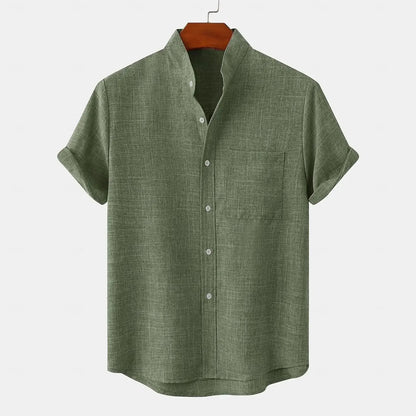 Détail du col et du boutonnage d'une chemise naturelle en lin vert pour homme