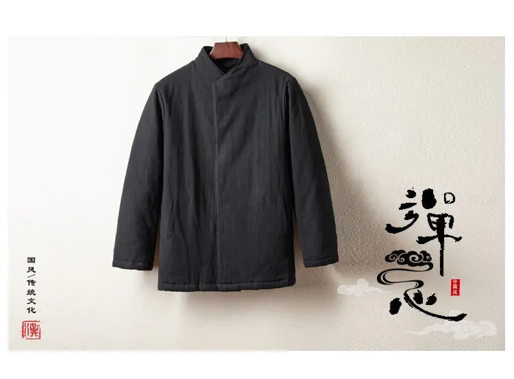 Veste traditionnelle noire présentée avec calligraphie, illustrant l'esthétique chinoise ancienne.