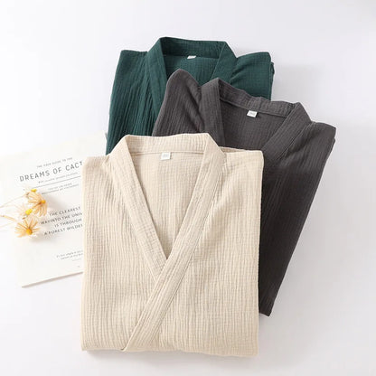 Vue de dos de la robe kimono montrant la texture légère et respirante du coton naturel.